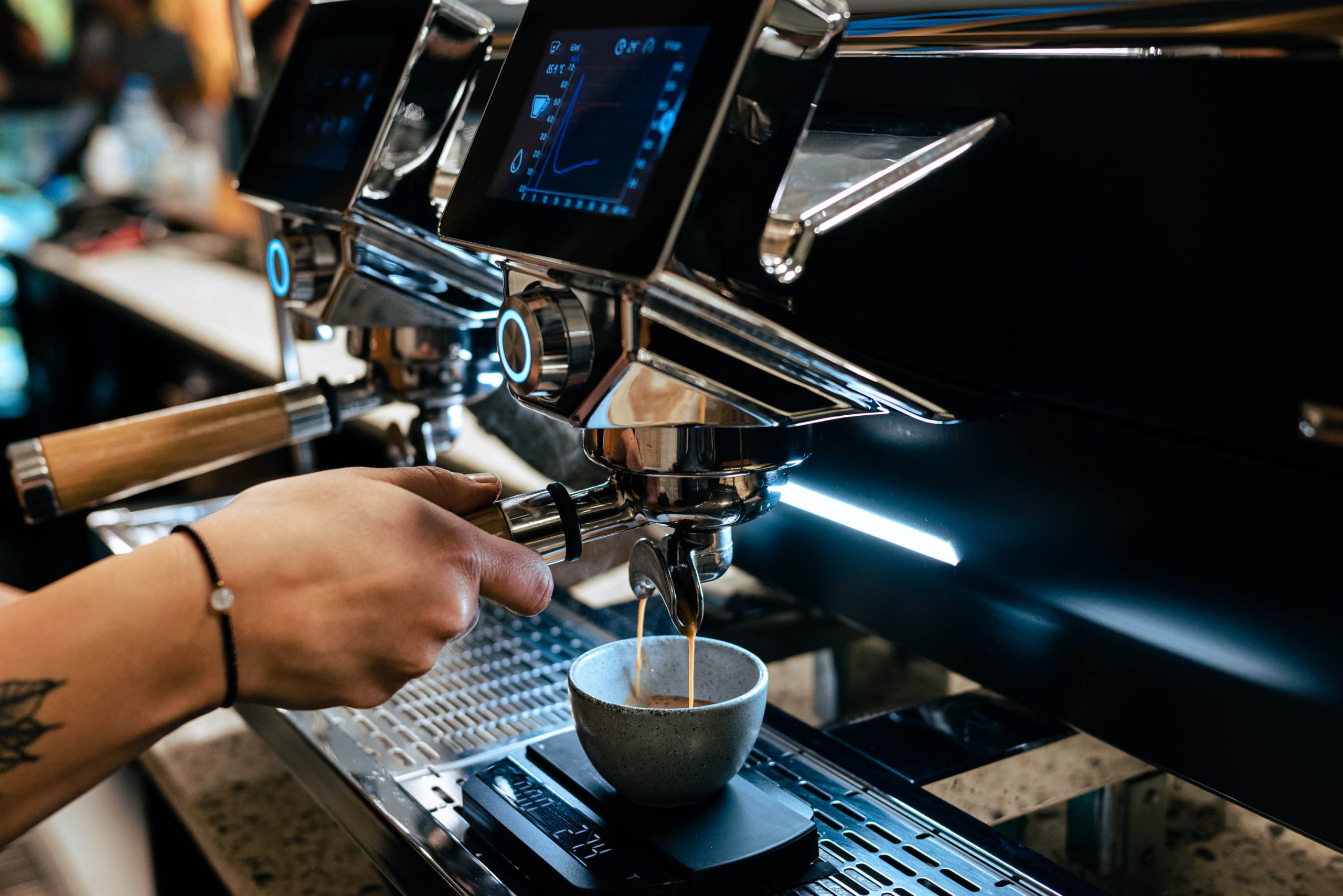 barista sirviendo cafe